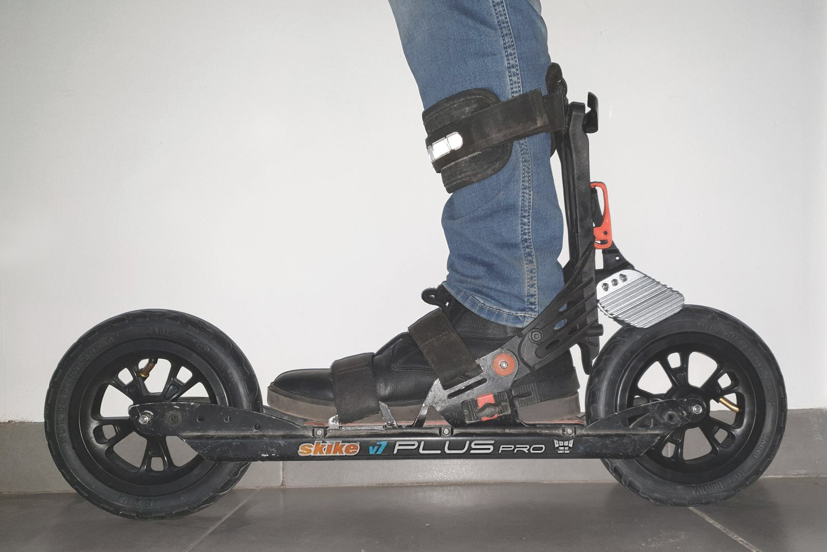 Roue pneumatique 200 x 50 avec pneu tout-terrain pour scooter de montagne  et skateboard de montagne : : Sports et Loisirs