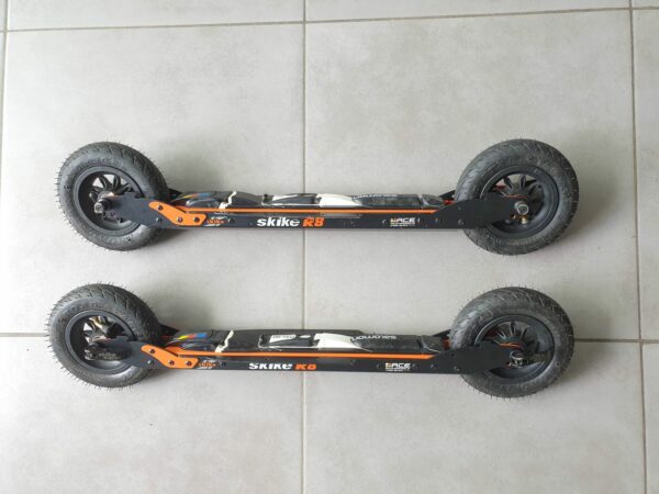 Une paire de ski-roues R8 WAHIA CROSS avec roues pneumatiques Ø 150 mm et système anti-recul sur les roues avant. – Image 2