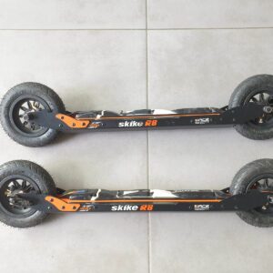 Une paire de ski-roues R8 WAHIA CROSS avec roues pneumatiques Ø 150 mm et système anti-recul sur les roues avant.