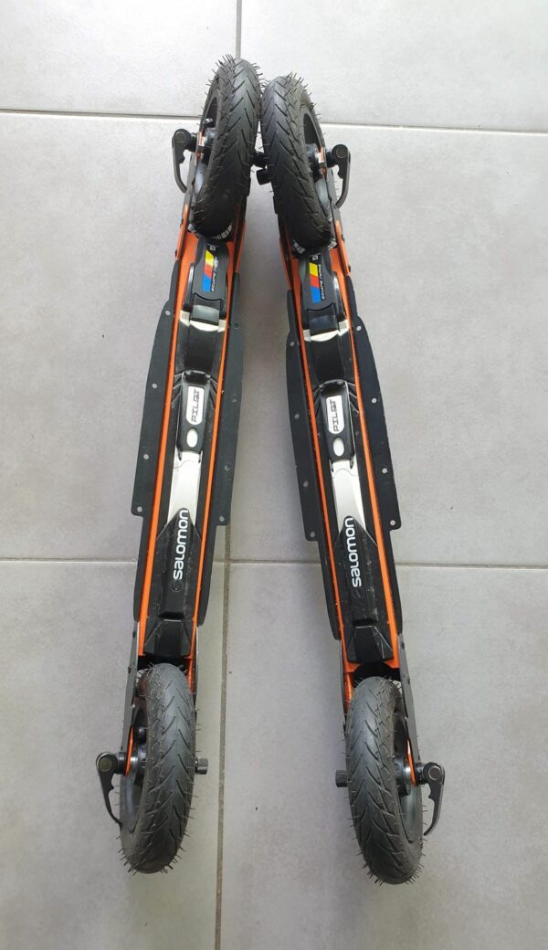 Une paire de ski-roues R8 WAHIA CROSS avec roues pneumatiques Ø 150 mm et système anti-recul sur les roues avant. – Image 3