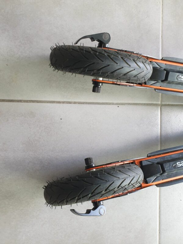 Une paire de ski-roues R8 WAHIA CROSS avec roues pneumatiques Ø 150 mm et système anti-recul sur les roues avant. – Image 9