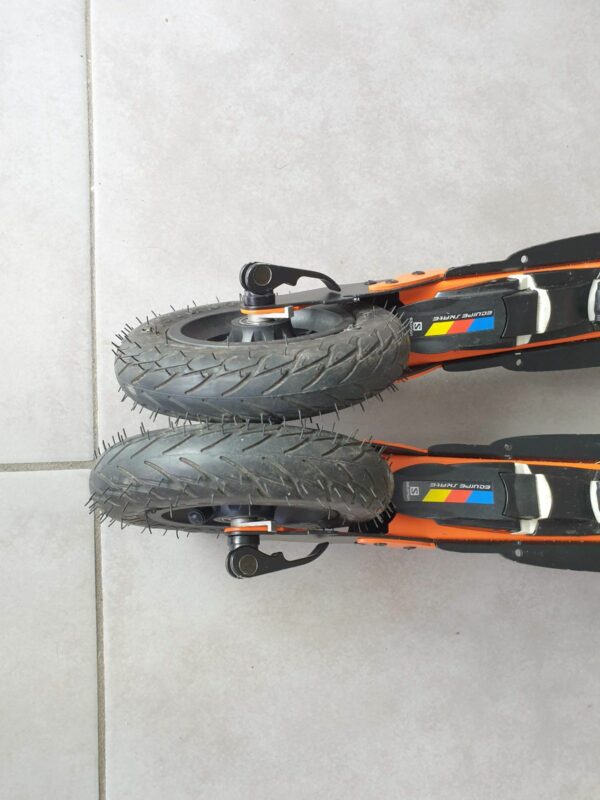 Une paire de ski-roues R8 WAHIA CROSS avec roues pneumatiques Ø 150 mm et système anti-recul sur les roues avant. – Image 8