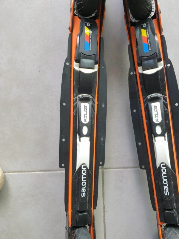 Une paire de ski-roues R8 WAHIA CROSS avec roues pneumatiques Ø 150 mm et système anti-recul sur les roues avant. – Image 7