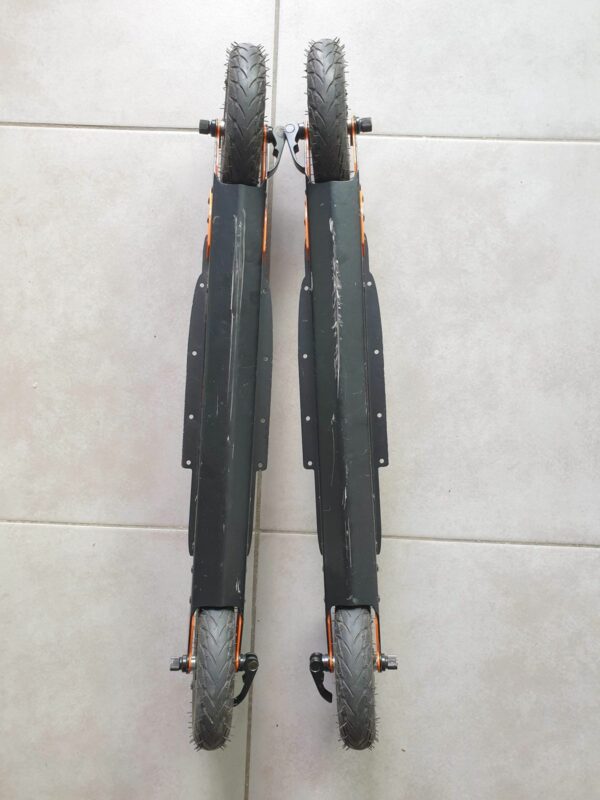 Une paire de ski-roues R8 WAHIA CROSS avec roues pneumatiques Ø 150 mm et système anti-recul sur les roues avant. – Image 6