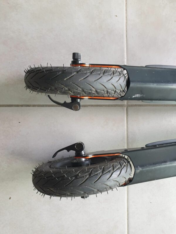 Une paire de ski-roues R8 WAHIA CROSS avec roues pneumatiques Ø 150 mm et système anti-recul sur les roues avant. – Image 5