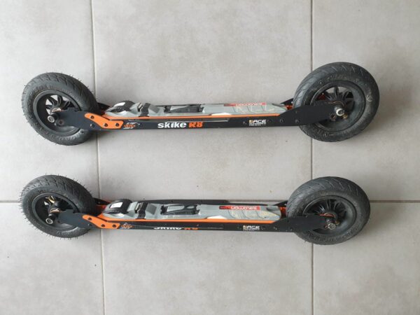Une paire de ski-roues R8 WAHIA CROSS avec roues pneumatiques Ø 150 mm et système anti-recul sur les roues avant – Image 2