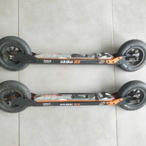 Une paire de ski-roues R8 WAHIA CROSS avec roues pneumatiques Ø 150 mm et système anti-recul sur les roues avant