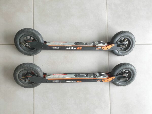 Une paire de ski-roues R8 WAHIA CROSS avec roues pneumatiques Ø 150 mm et système anti-recul sur les roues avant