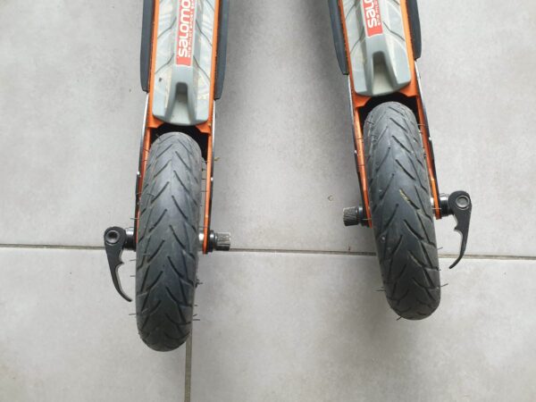 Une paire de ski-roues R8 WAHIA CROSS avec roues pneumatiques Ø 150 mm et système anti-recul sur les roues avant – Image 7