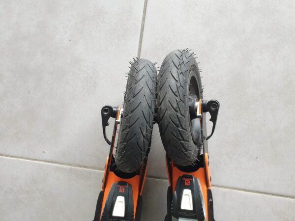 Une paire de ski-roues R8 WAHIA CROSS avec roues pneumatiques Ø 150 mm et système anti-recul sur les roues avant – Image 6