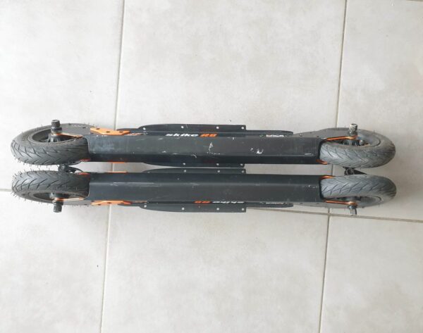 Une paire de ski-roues R8 WAHIA CROSS avec roues pneumatiques Ø 150 mm et système anti-recul sur les roues avant – Image 5
