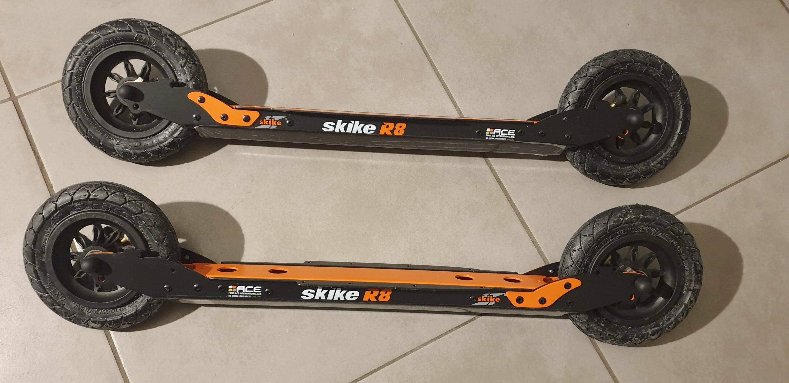 Une paire de ski-roues R8 WAHIA CROSS avec roues pneumatiques skike Ø 150 mm et système anti-recul sur les roues avant : Matériel neuf en déstockage. – Image 4