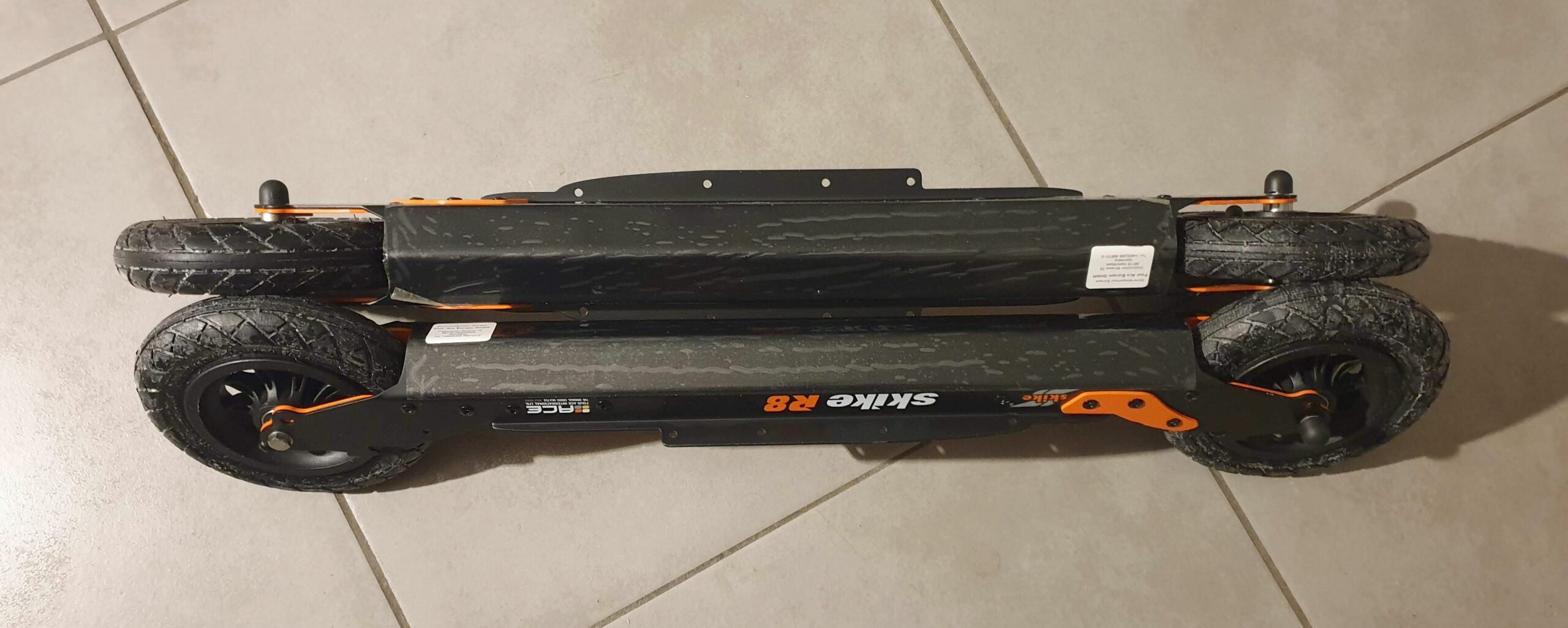 Une paire de ski-roues R8 WAHIA CROSS avec roues pneumatiques skike Ø 150 mm et système anti-recul sur les roues avant : Matériel neuf en déstockage. – Image 2