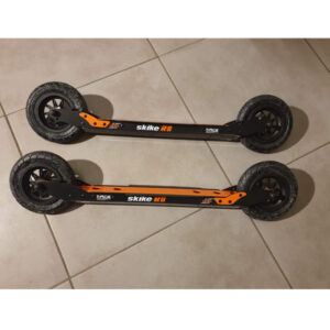 Une paire de ski-roues R8 WAHIA CROSS avec roues pneumatiques skike Ø 150 mm et système anti-recul sur les roues avant : Matériel neuf en déstockage.