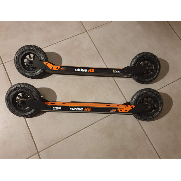 Une paire de ski-roues R8 WAHIA CROSS avec roues pneumatiques skike Ø 150 mm et système anti-recul sur les roues avant : Matériel neuf en déstockage.